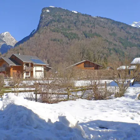 T3 Cosy Avec Terrasse, Arret Ski-bus, Parking Prive, Animaux Admis, Proche Centre-village - Fr-1-629-96 Apartment